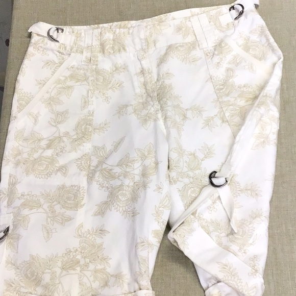Cherokee longer shorts white w/ brown flowers - Picture 1 of 13